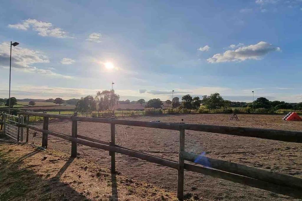 Ferienwohnung Hillfields Farm Barn - A Rural Equestrian Escape Coventry Exterior foto